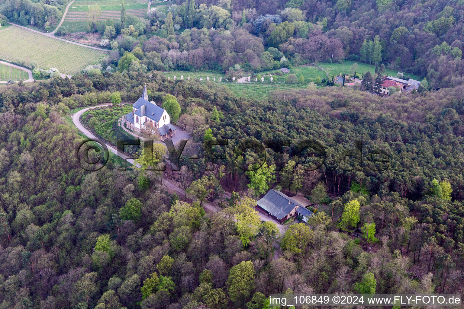 Vue oblique de Chapelle Sainte-Anne à Burrweiler dans le département Rhénanie-Palatinat, Allemagne