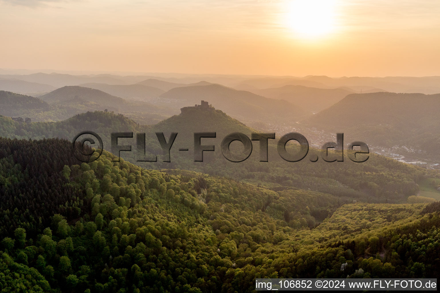 Château de Trifels à Annweiler am Trifels dans le département Rhénanie-Palatinat, Allemagne du point de vue du drone