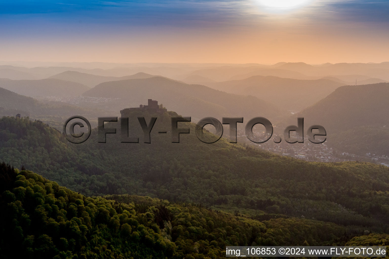 Vue aérienne de Complexe du château de Veste Trifels dans la brume du soir sur la forêt du Palatinat à Annweiler am Trifels dans le département Rhénanie-Palatinat, Allemagne