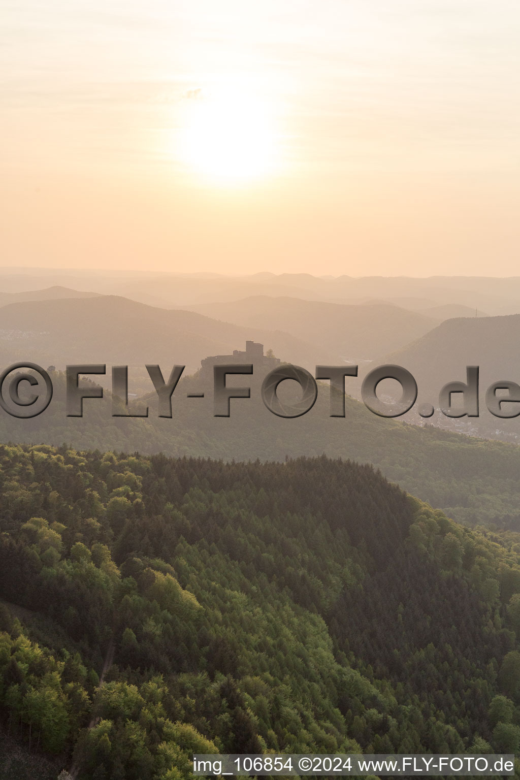 Château de Trifels à Annweiler am Trifels dans le département Rhénanie-Palatinat, Allemagne d'un drone