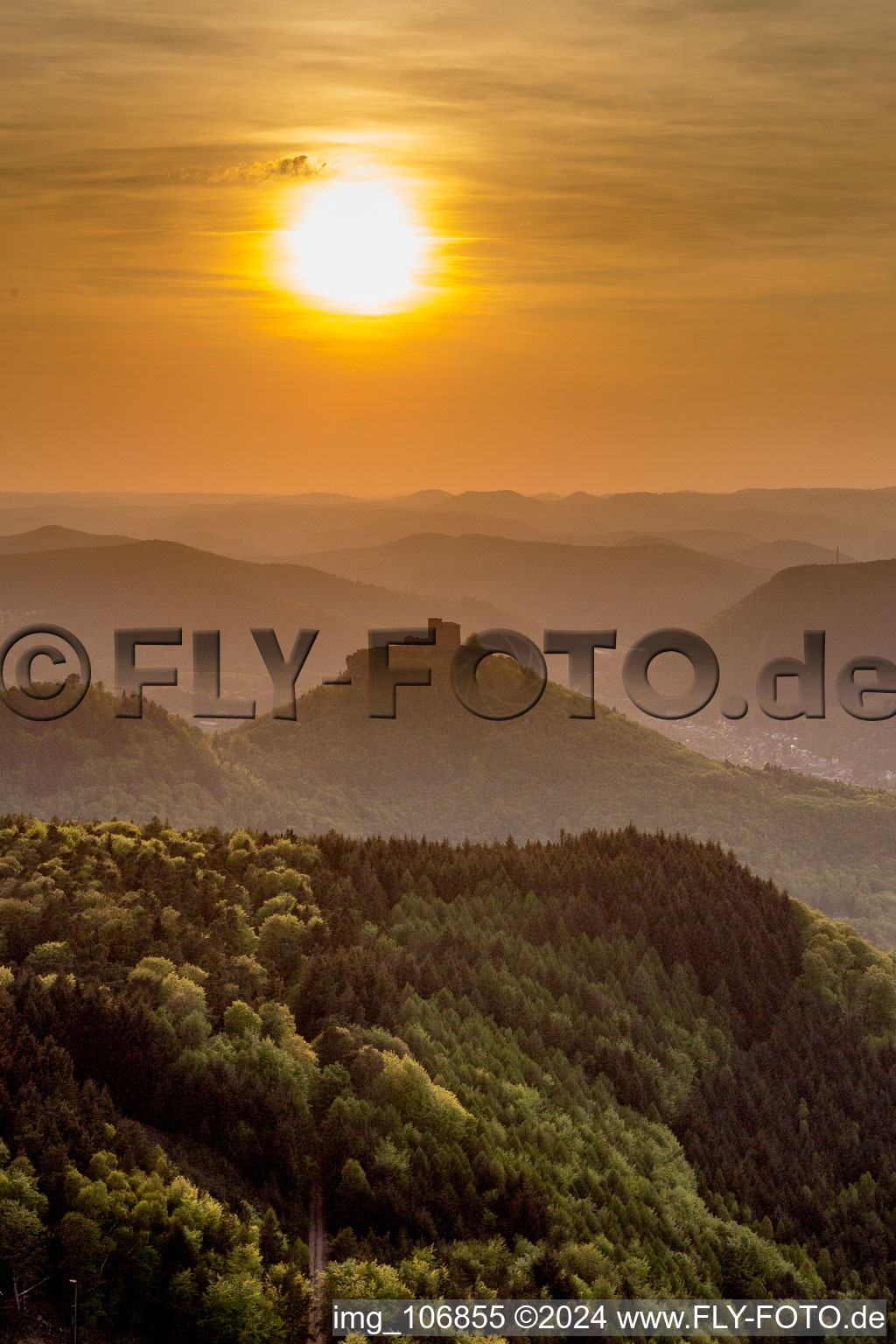 Vue aérienne de Château de Trifels dans la lumière du soir et la brume sur la forêt du Palatinat à Annweiler am Trifels dans le département Rhénanie-Palatinat, Allemagne