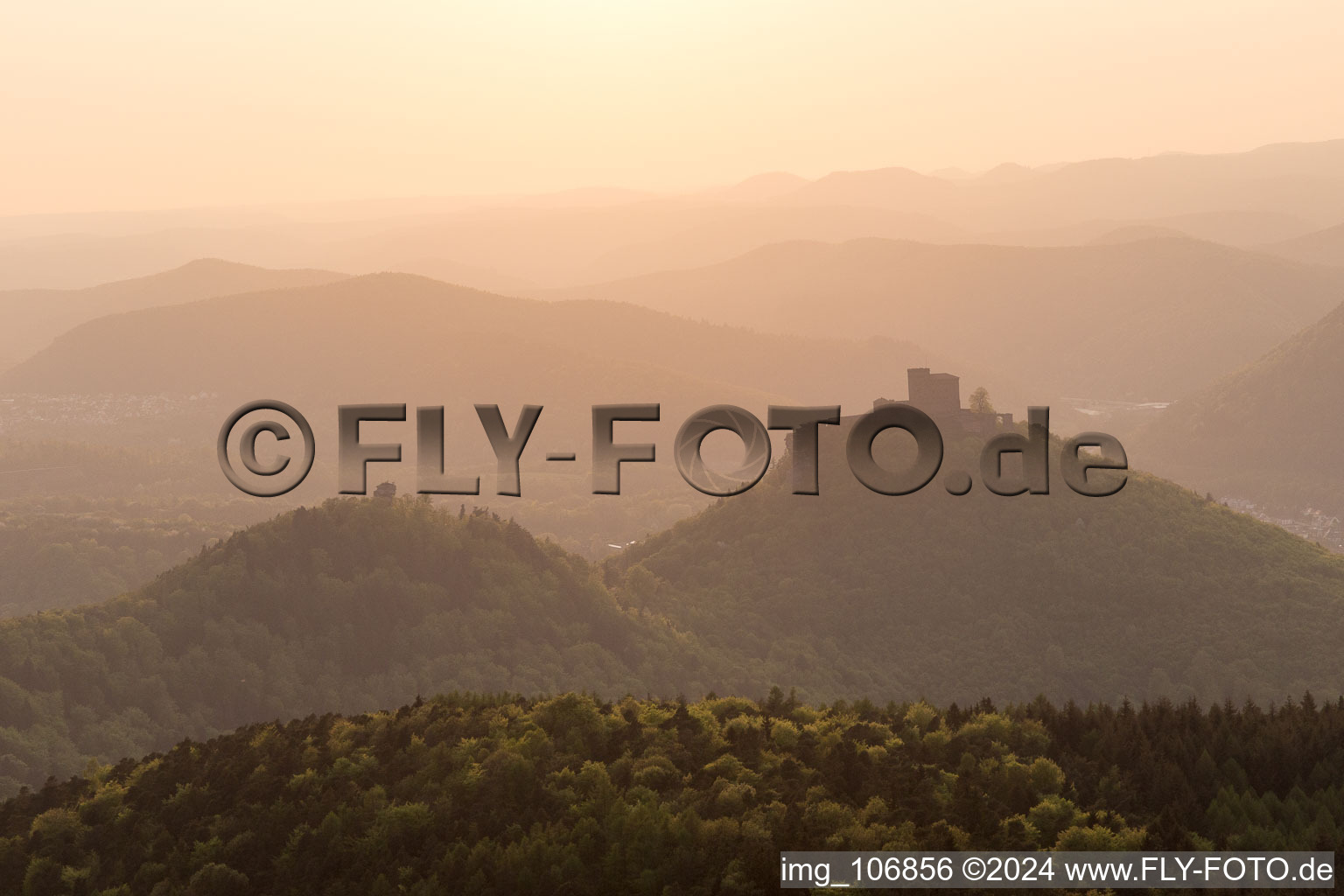 Château de Trifels à Annweiler am Trifels dans le département Rhénanie-Palatinat, Allemagne vu d'un drone