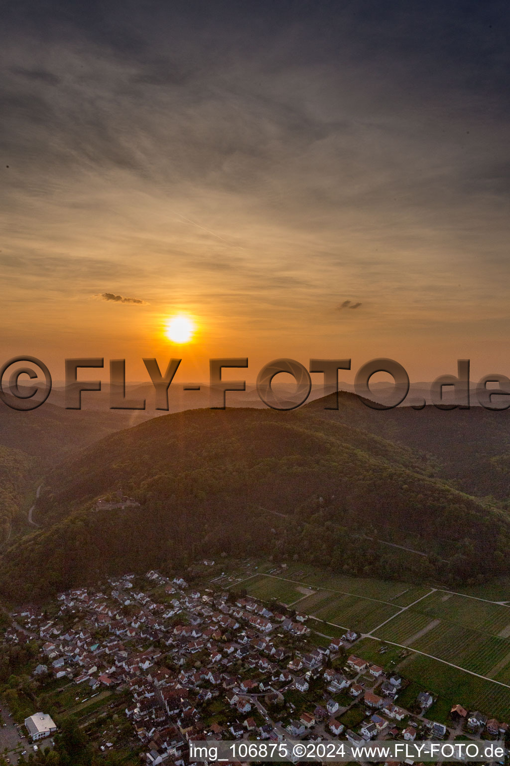 Vue aérienne de Coucher de soleil sur le paysage de la forêt du Palatinat à Klingenmünster dans le département Rhénanie-Palatinat, Allemagne