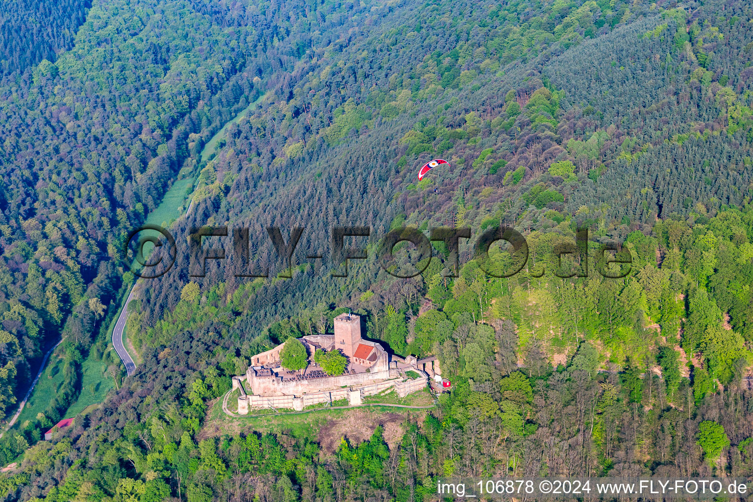 Vue aérienne de Ruines de Landeck avec parapentes à Klingenmünster dans le département Rhénanie-Palatinat, Allemagne