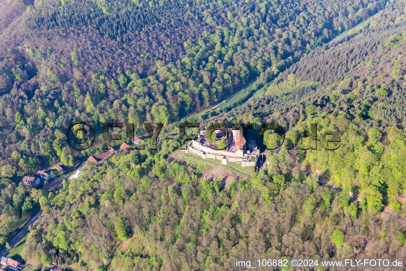 Vue aérienne de Landeck à Klingenmünster dans le département Rhénanie-Palatinat, Allemagne