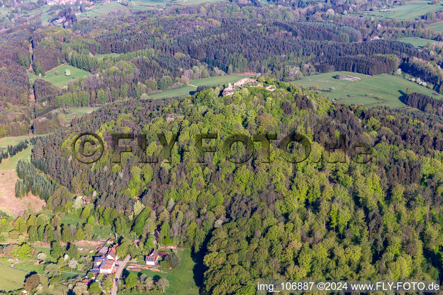 Vue aérienne de Ruines du château de Lindelbrunn au-dessus de la Cramerhaus à Vorderweidenthal dans le département Rhénanie-Palatinat, Allemagne