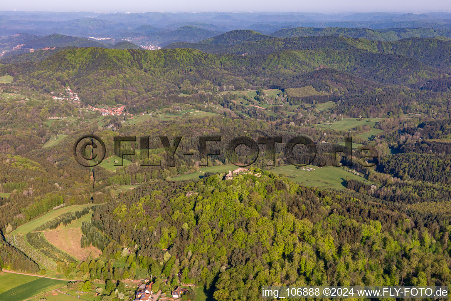 Vue aérienne de Ruines du château de Lindelbrunn au-dessus de la Cramerhaus à Vorderweidenthal dans le département Rhénanie-Palatinat, Allemagne