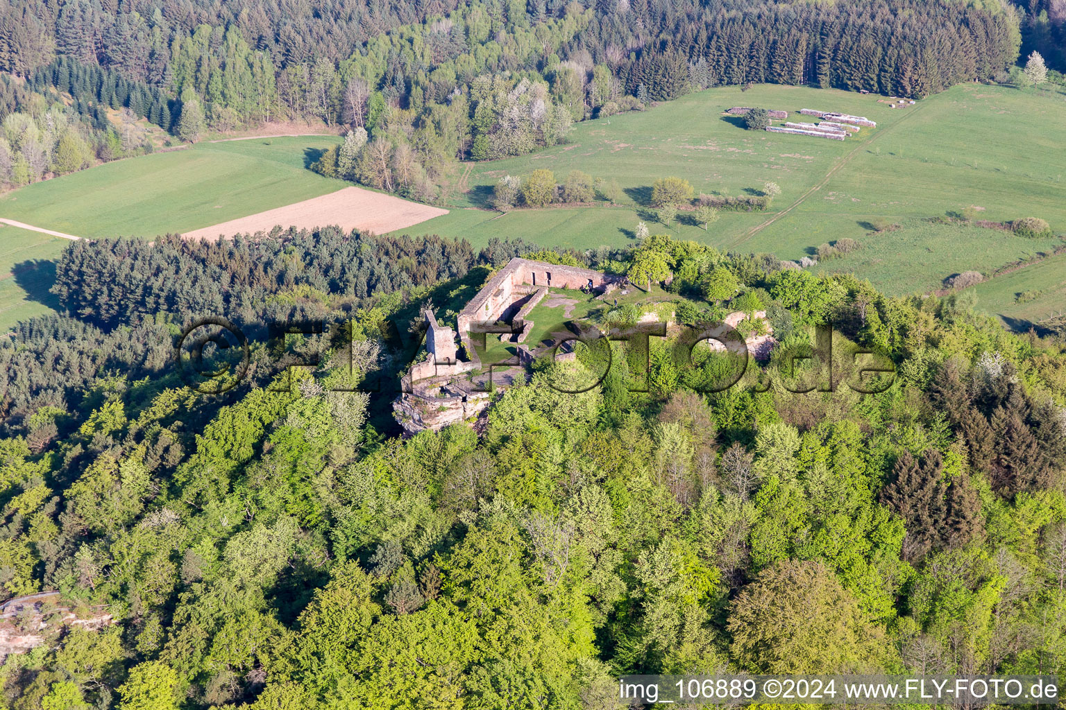 Vue aérienne de Ruines de Lindelbrunn à Vorderweidenthal dans le département Rhénanie-Palatinat, Allemagne