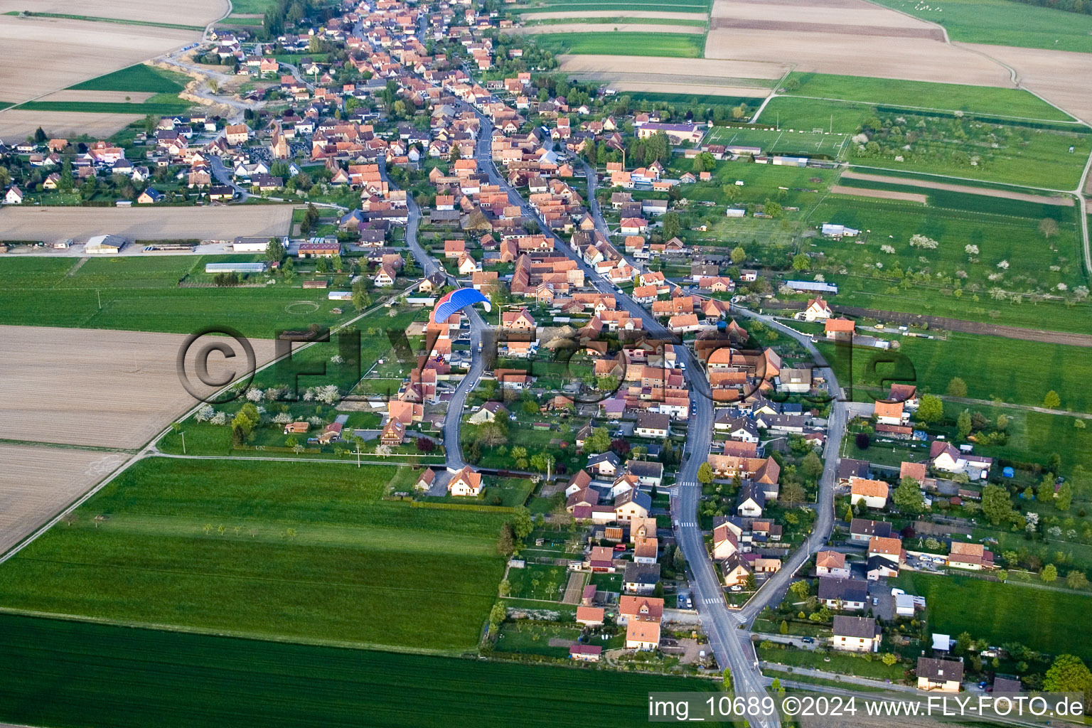 Vue aérienne de Champs agricoles et surfaces utilisables à Eschbach dans le département Bas Rhin, France