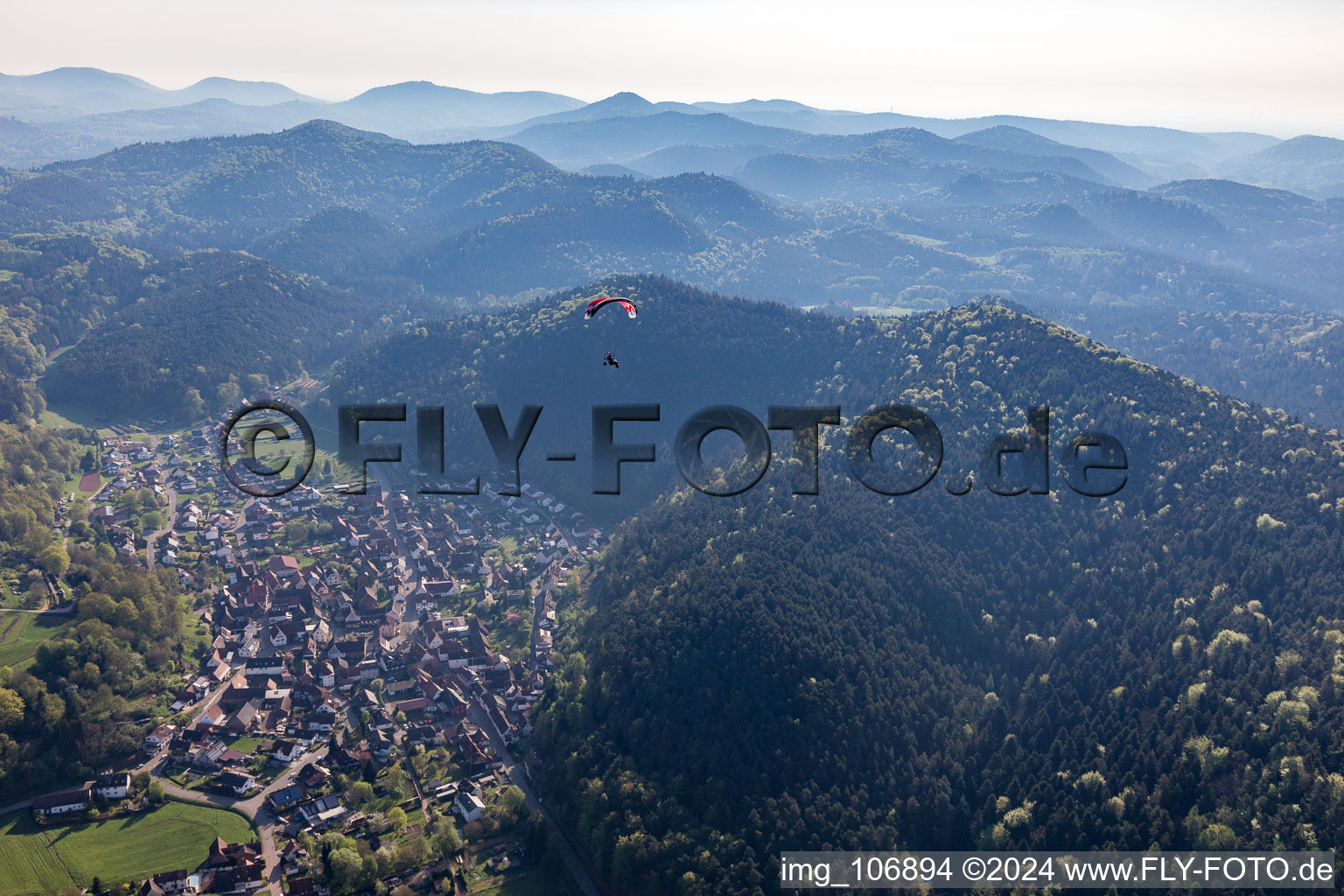 Vue d'oiseau de Vorderweidenthal dans le département Rhénanie-Palatinat, Allemagne