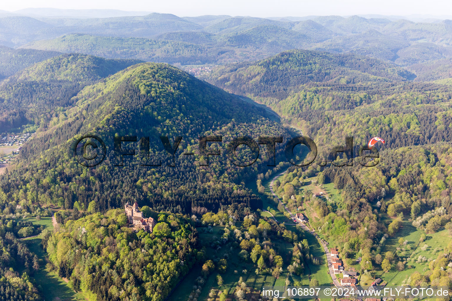 Vue aérienne de Château de Bewartstein à Erlenbach bei Dahn dans le département Rhénanie-Palatinat, Allemagne