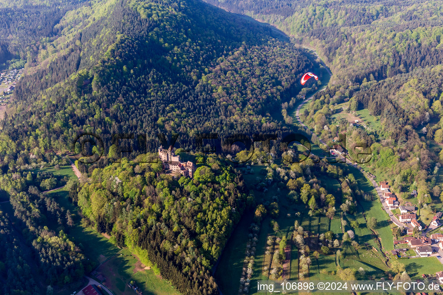 Vue aérienne de Complexe du château de Berwartstein avec parapente à Erlenbach bei Dahn dans le département Rhénanie-Palatinat, Allemagne