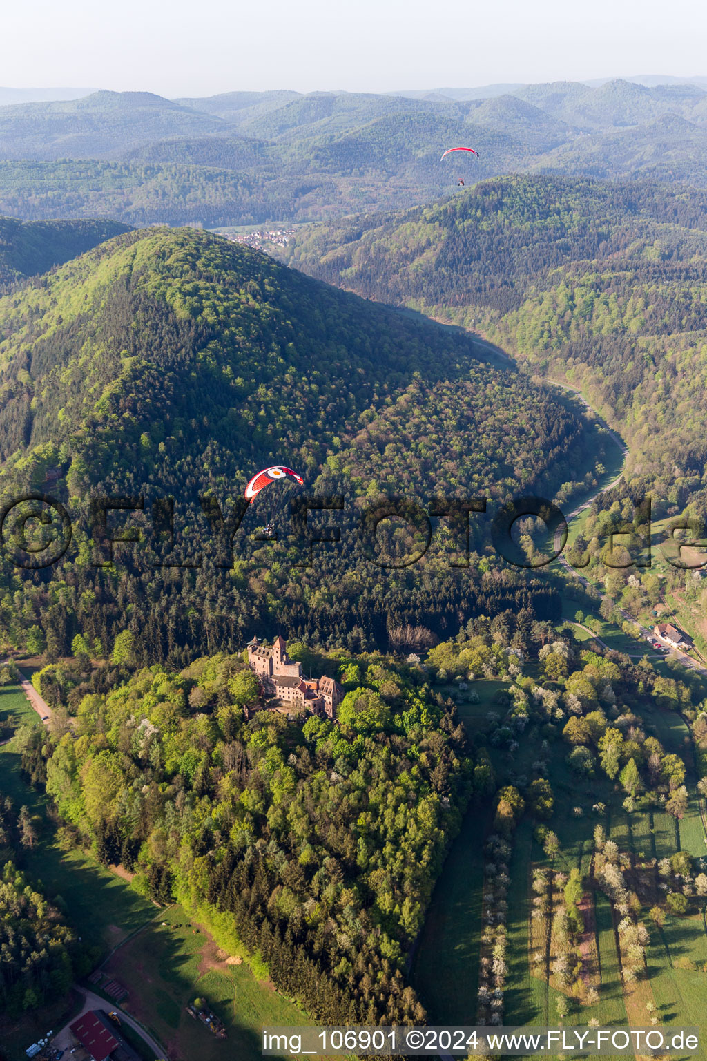 Vue aérienne de Château de Bewartstein à Erlenbach bei Dahn dans le département Rhénanie-Palatinat, Allemagne