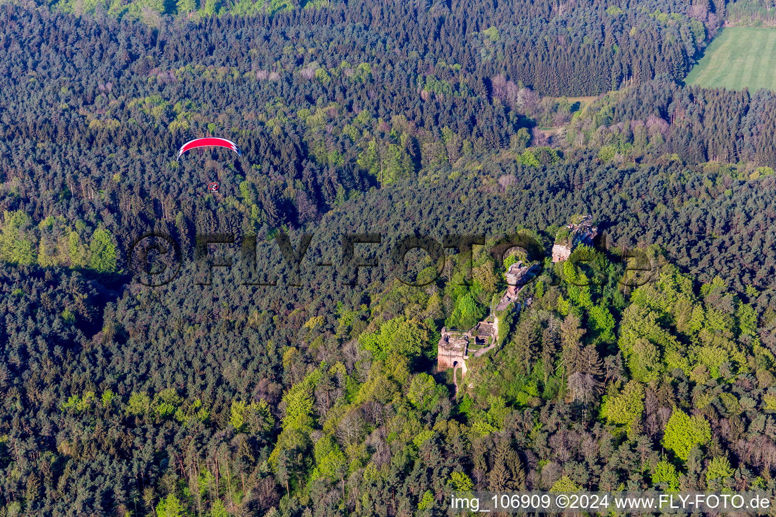 Ruines du château de Drachenfels à Busenberg dans le département Rhénanie-Palatinat, Allemagne d'un drone