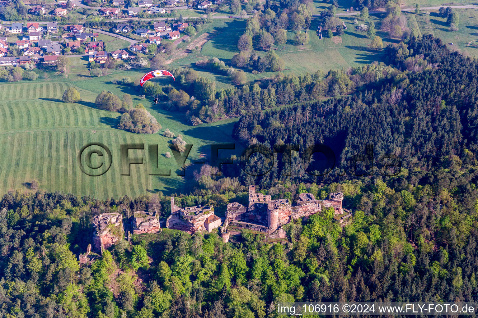 Vue aérienne de Ruines et vestiges des murs de l'ancien complexe du château et de la forteresse Ruines du château d'Altdahn à Dahn dans le département Rhénanie-Palatinat, Allemagne