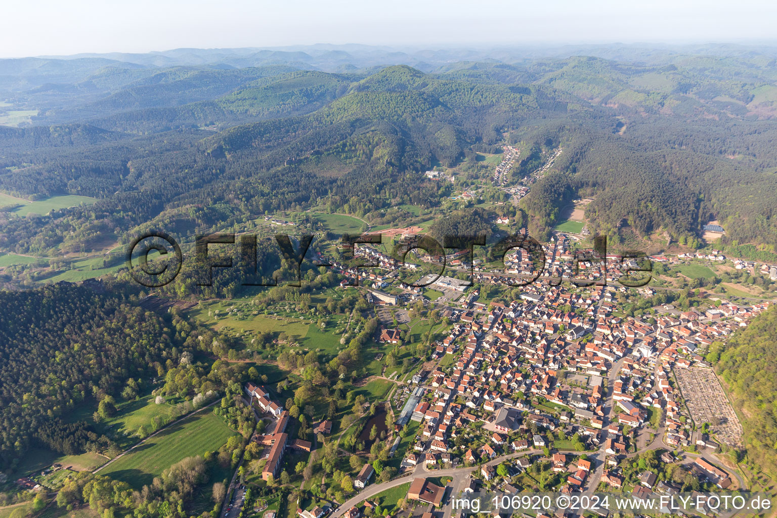 Dahn dans le département Rhénanie-Palatinat, Allemagne depuis l'avion