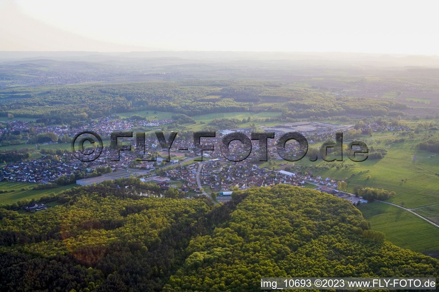 Mertzwiller dans le département Bas Rhin, France vu d'un drone
