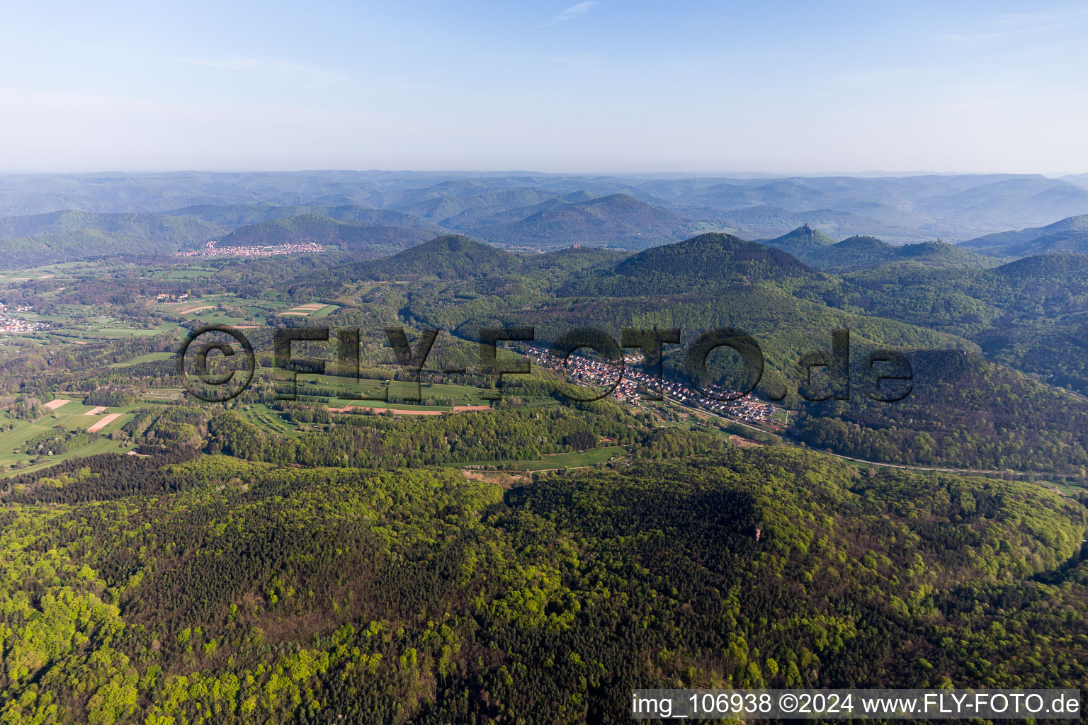 Vue aérienne de Waldrohrbach dans le département Rhénanie-Palatinat, Allemagne