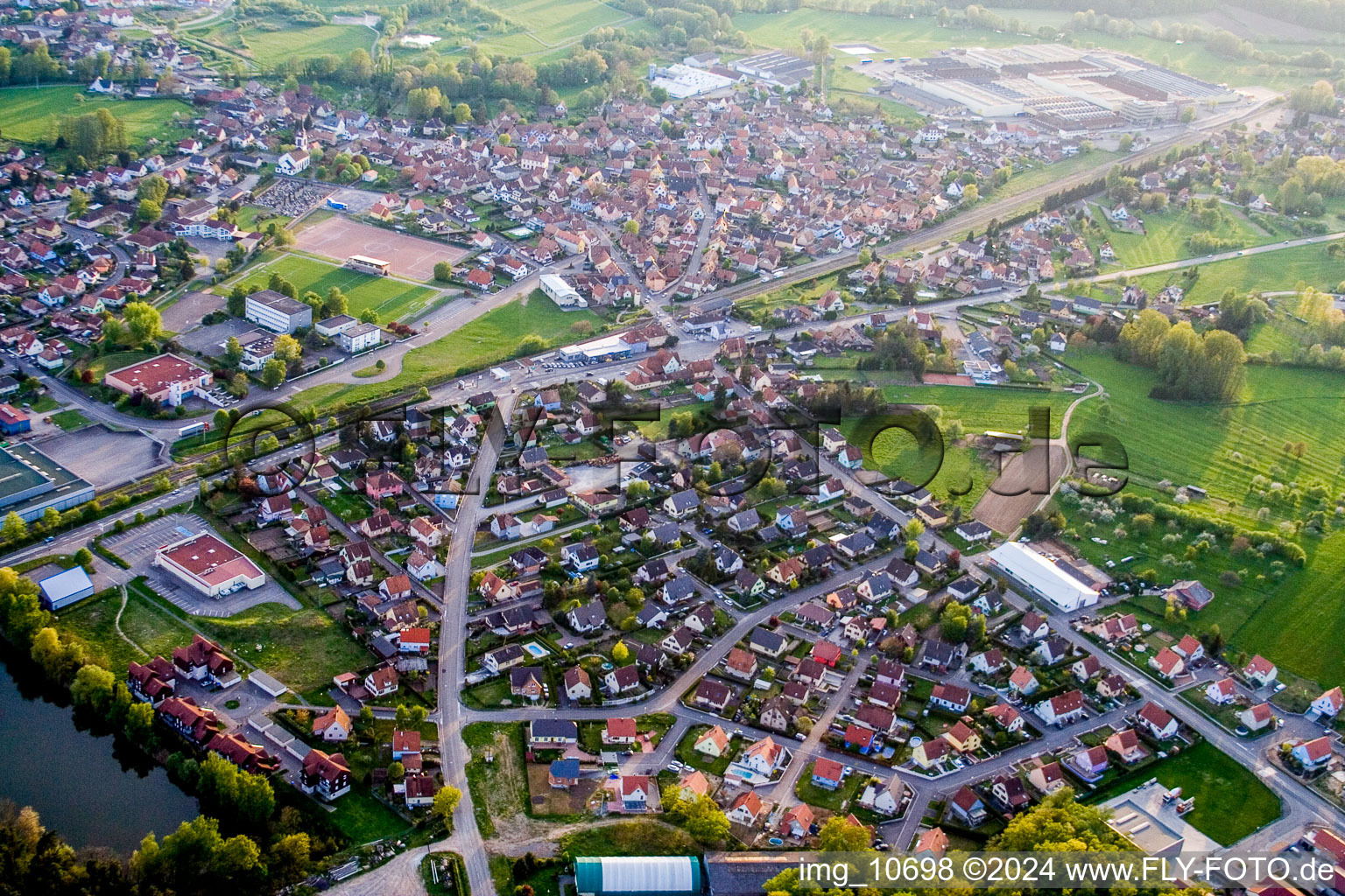 Vue aérienne de Vue des rues et des maisons des quartiers résidentiels à Mertzwiller dans le département Bas Rhin, France