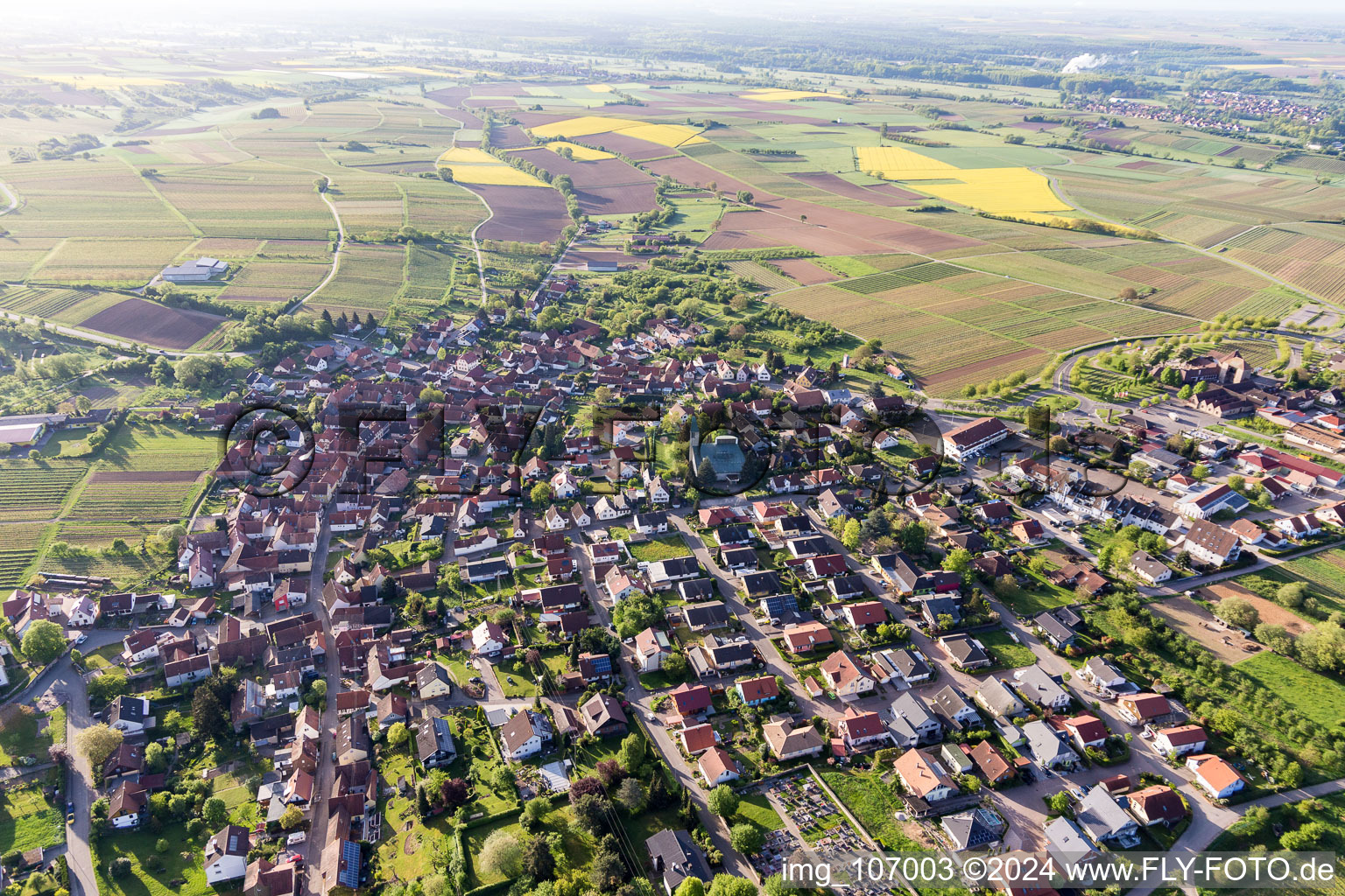 Enregistrement par drone de Quartier Schweigen in Schweigen-Rechtenbach dans le département Rhénanie-Palatinat, Allemagne