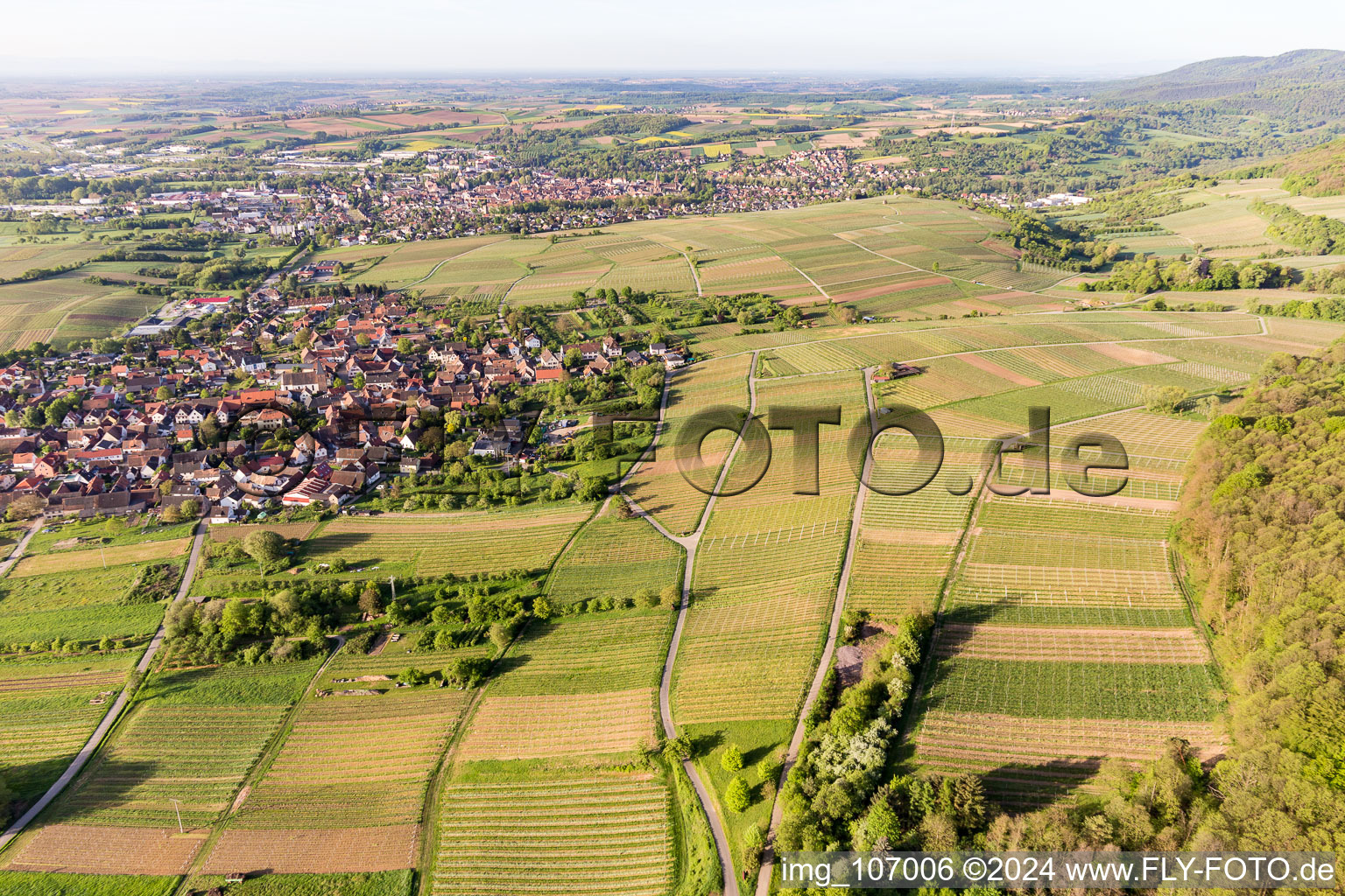 Quartier Schweigen in Schweigen-Rechtenbach dans le département Rhénanie-Palatinat, Allemagne du point de vue du drone