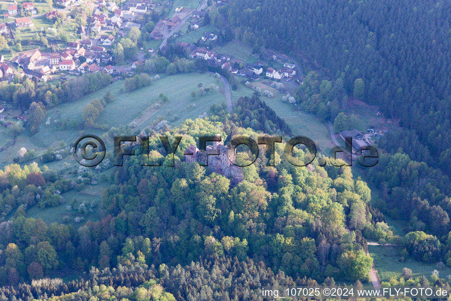 Vue oblique de Château de Bewartstein à Erlenbach bei Dahn dans le département Rhénanie-Palatinat, Allemagne