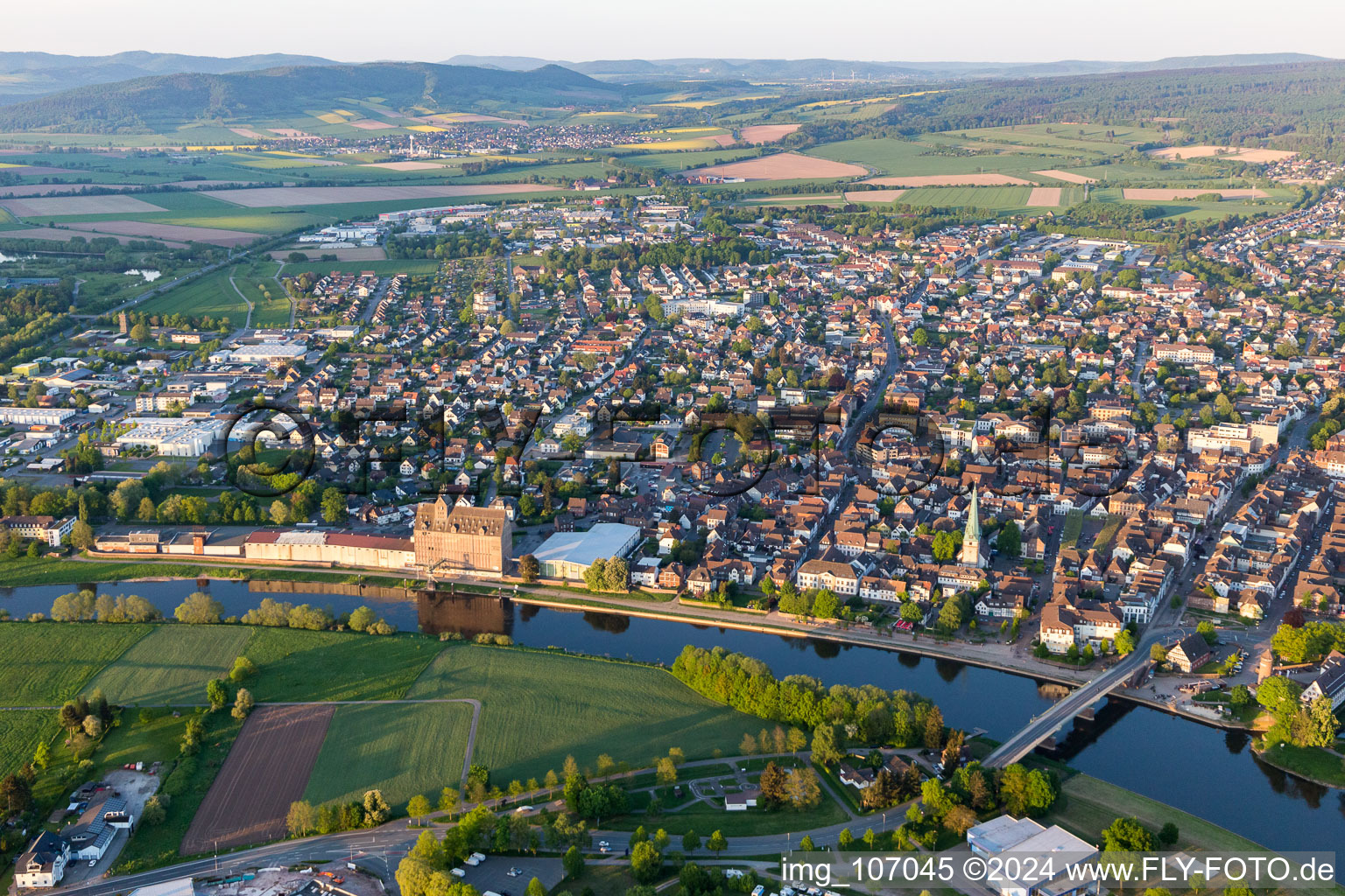 Vue aérienne de Zones riveraines de la Weser à Holzminden dans le département Basse-Saxe, Allemagne