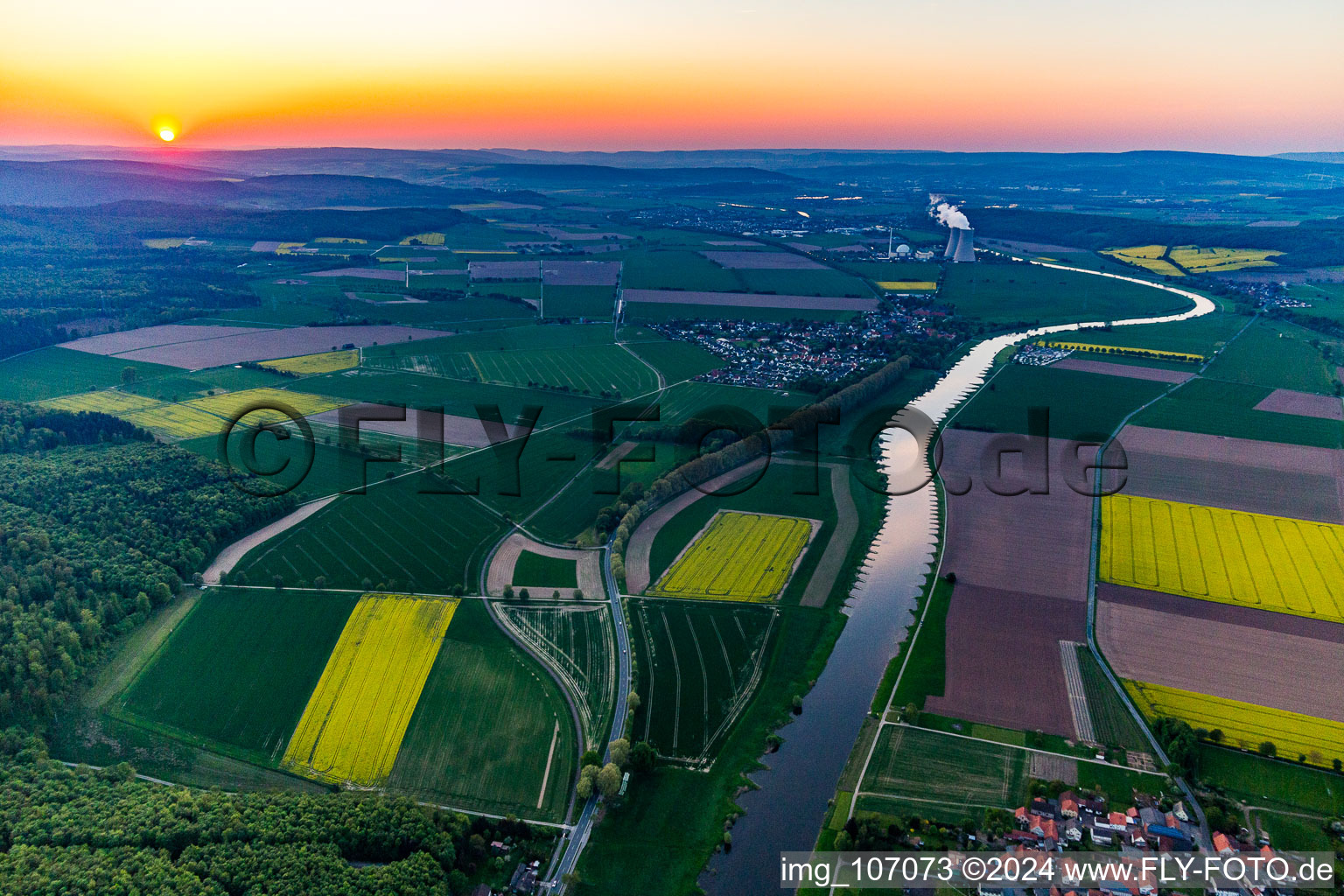 Vue aérienne de Centrale nucléaire Grohnde à distance au coucher du soleil à le quartier Grohnde in Emmerthal dans le département Basse-Saxe, Allemagne