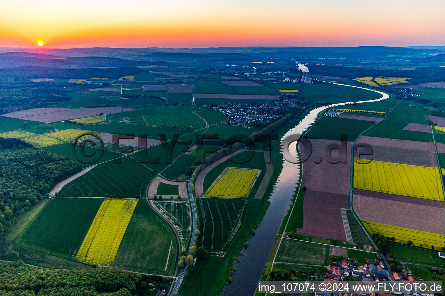 Vue aérienne de Centrale nucléaire Grohnde à distance au coucher du soleil à le quartier Grohnde in Emmerthal dans le département Basse-Saxe, Allemagne