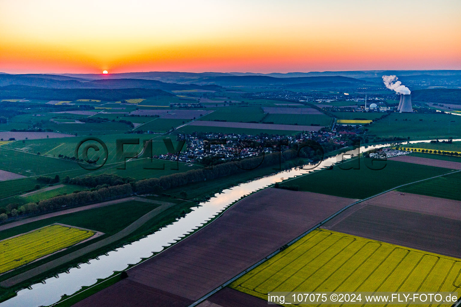 Photographie aérienne de Centrale nucléaire Grohnde à distance au coucher du soleil à le quartier Grohnde in Emmerthal dans le département Basse-Saxe, Allemagne