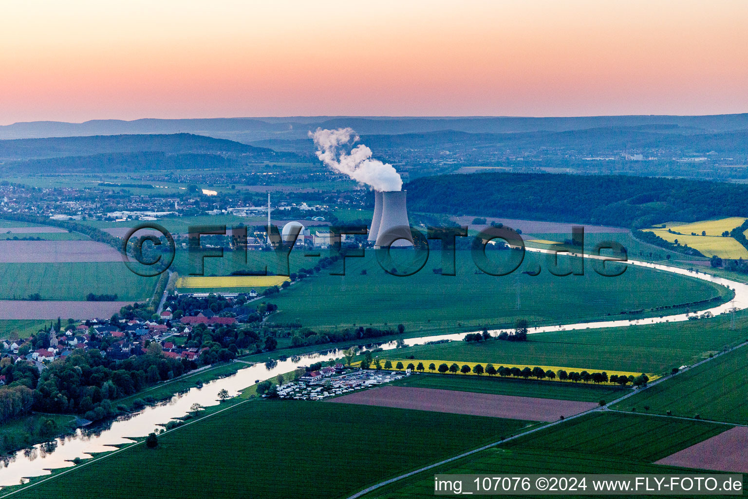 Vue aérienne de Blocs de réacteurs, structures de tours de refroidissement Centrale nucléaire Grohnde sur la Weser au coucher du soleil en Grohnde à le quartier Grohnde in Emmerthal dans le département Basse-Saxe, Allemagne