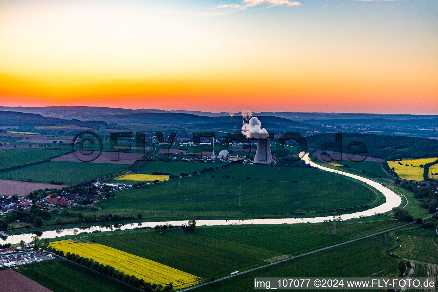 Vue aérienne de Centrale nucléaire Grohnde au coucher du soleil à le quartier Grohnde in Emmerthal dans le département Basse-Saxe, Allemagne