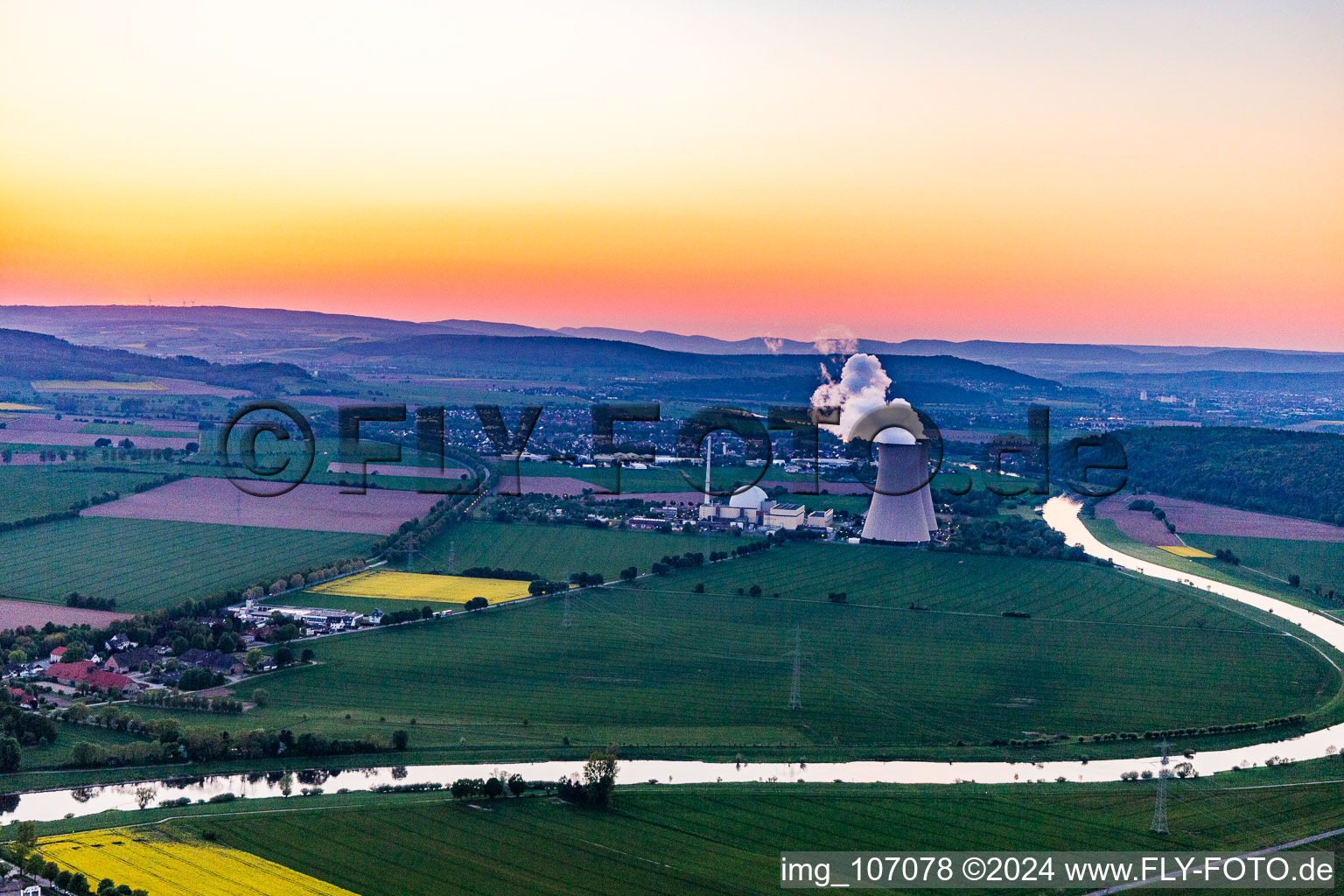 Vue aérienne de Centrale nucléaire Grohnde au coucher du soleil à le quartier Grohnde in Emmerthal dans le département Basse-Saxe, Allemagne