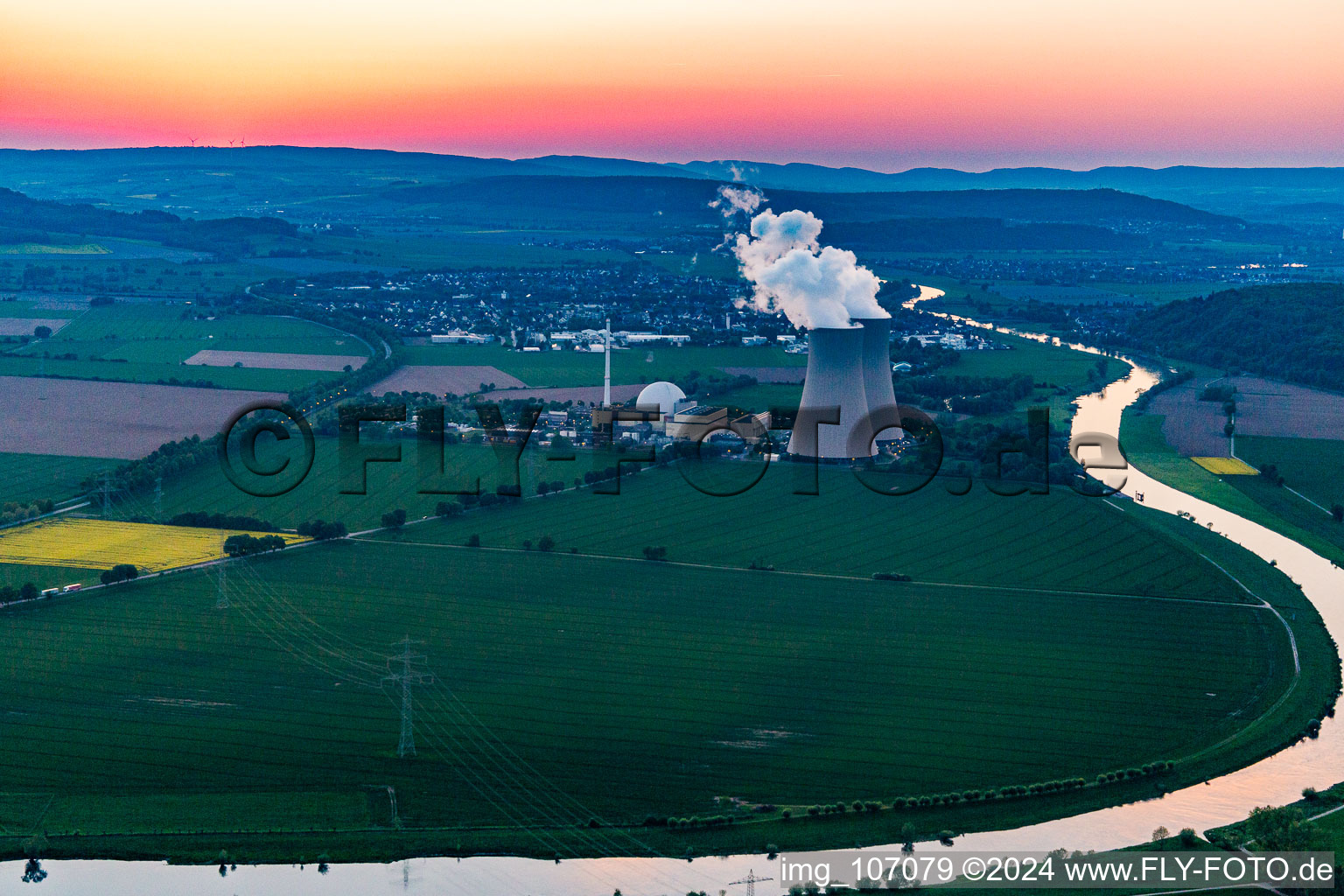 Photographie aérienne de Centrale nucléaire Grohnde au coucher du soleil à le quartier Grohnde in Emmerthal dans le département Basse-Saxe, Allemagne