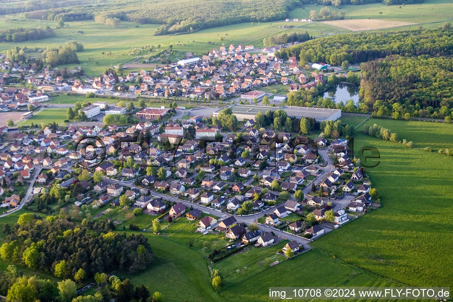 Mertzwiller dans le département Bas Rhin, France vu d'un drone