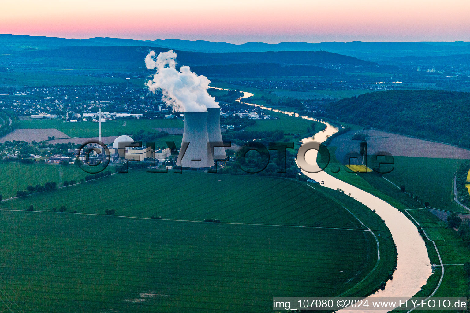 Vue oblique de Centrale nucléaire Grohnde au coucher du soleil à le quartier Grohnde in Emmerthal dans le département Basse-Saxe, Allemagne