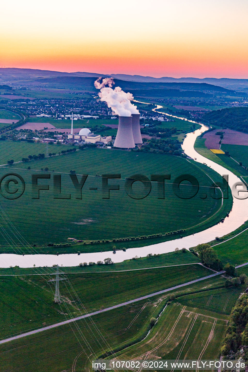 Centrale nucléaire Grohnde au coucher du soleil à le quartier Grohnde in Emmerthal dans le département Basse-Saxe, Allemagne d'en haut