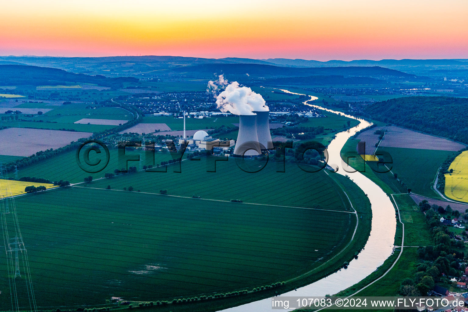 Centrale nucléaire Grohnde au coucher du soleil à le quartier Grohnde in Emmerthal dans le département Basse-Saxe, Allemagne hors des airs