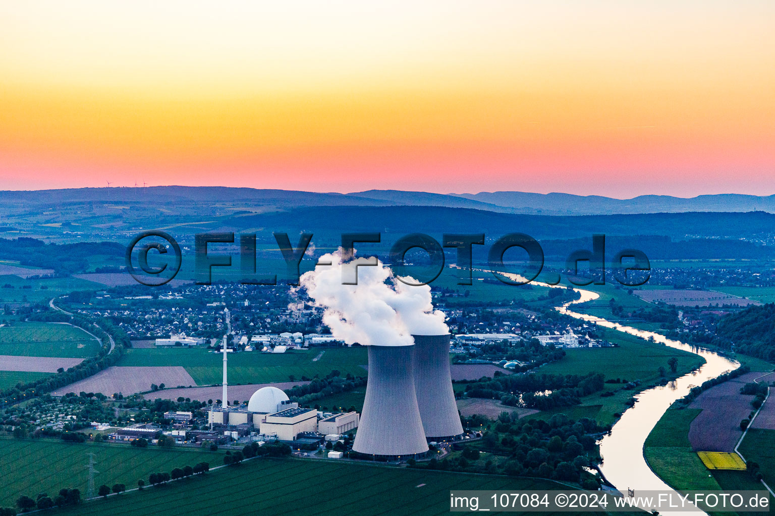 Centrale nucléaire Grohnde au coucher du soleil à le quartier Grohnde in Emmerthal dans le département Basse-Saxe, Allemagne vue d'en haut