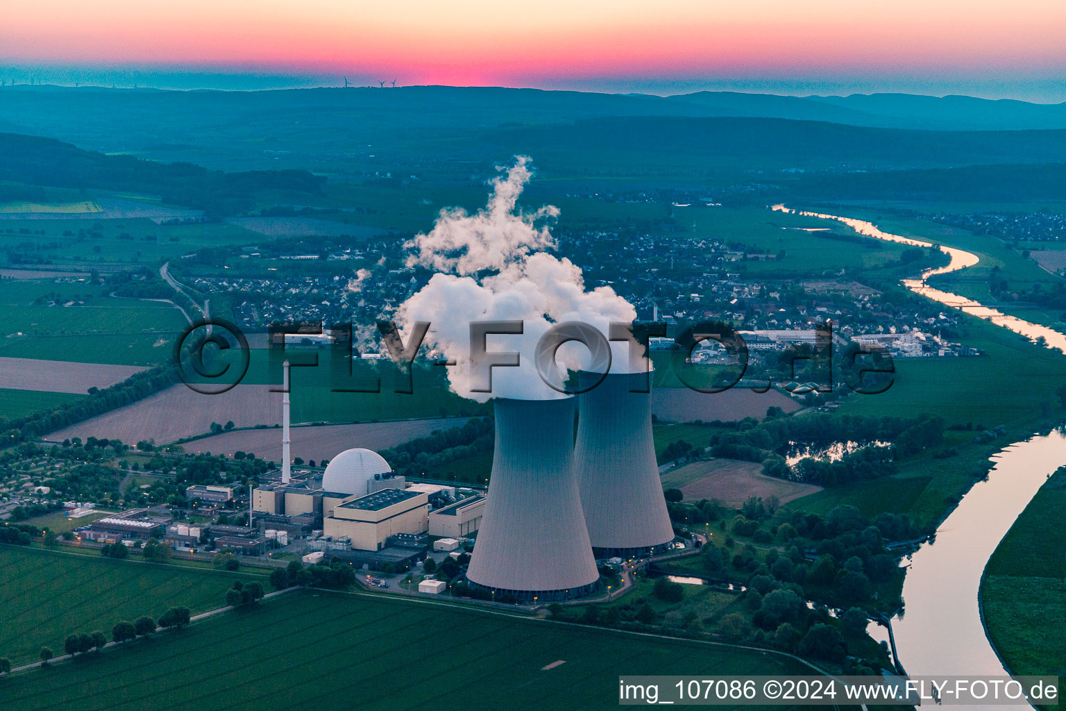 Centrale nucléaire Grohnde au coucher du soleil à le quartier Grohnde in Emmerthal dans le département Basse-Saxe, Allemagne depuis l'avion