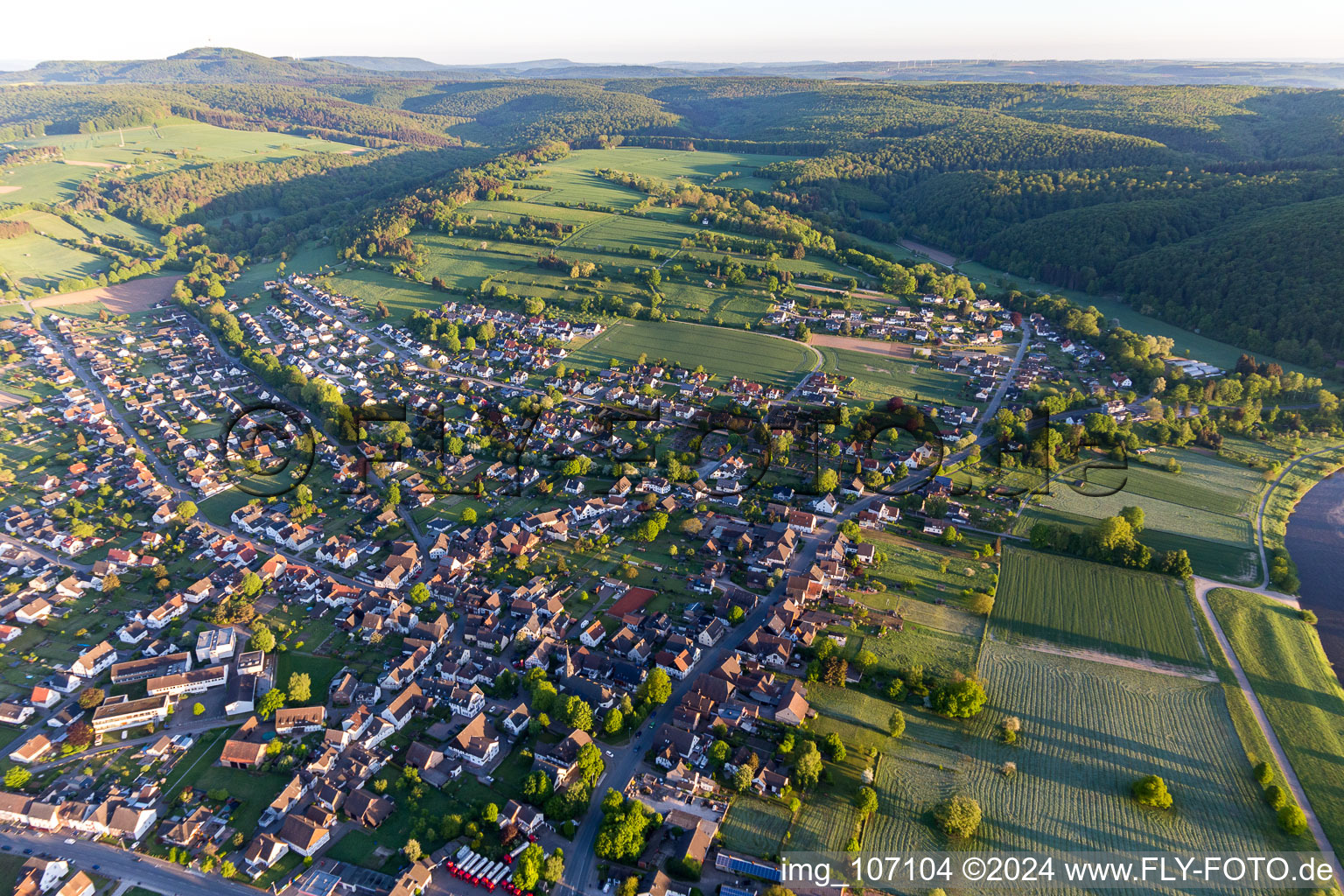 Vue aérienne de Le paysage de la vallée entouré de montagnes en Stahle à le quartier Stahle in Höxter dans le département Rhénanie du Nord-Westphalie, Allemagne