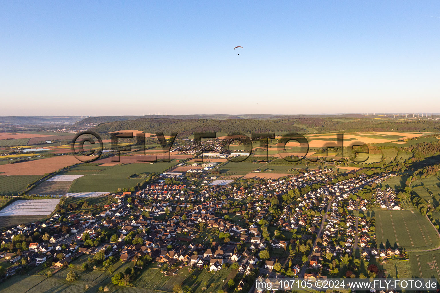 Vue aérienne de Vue de la commune en bordure des champs et zones agricoles en Stahle à le quartier Stahle in Höxter dans le département Rhénanie du Nord-Westphalie, Allemagne