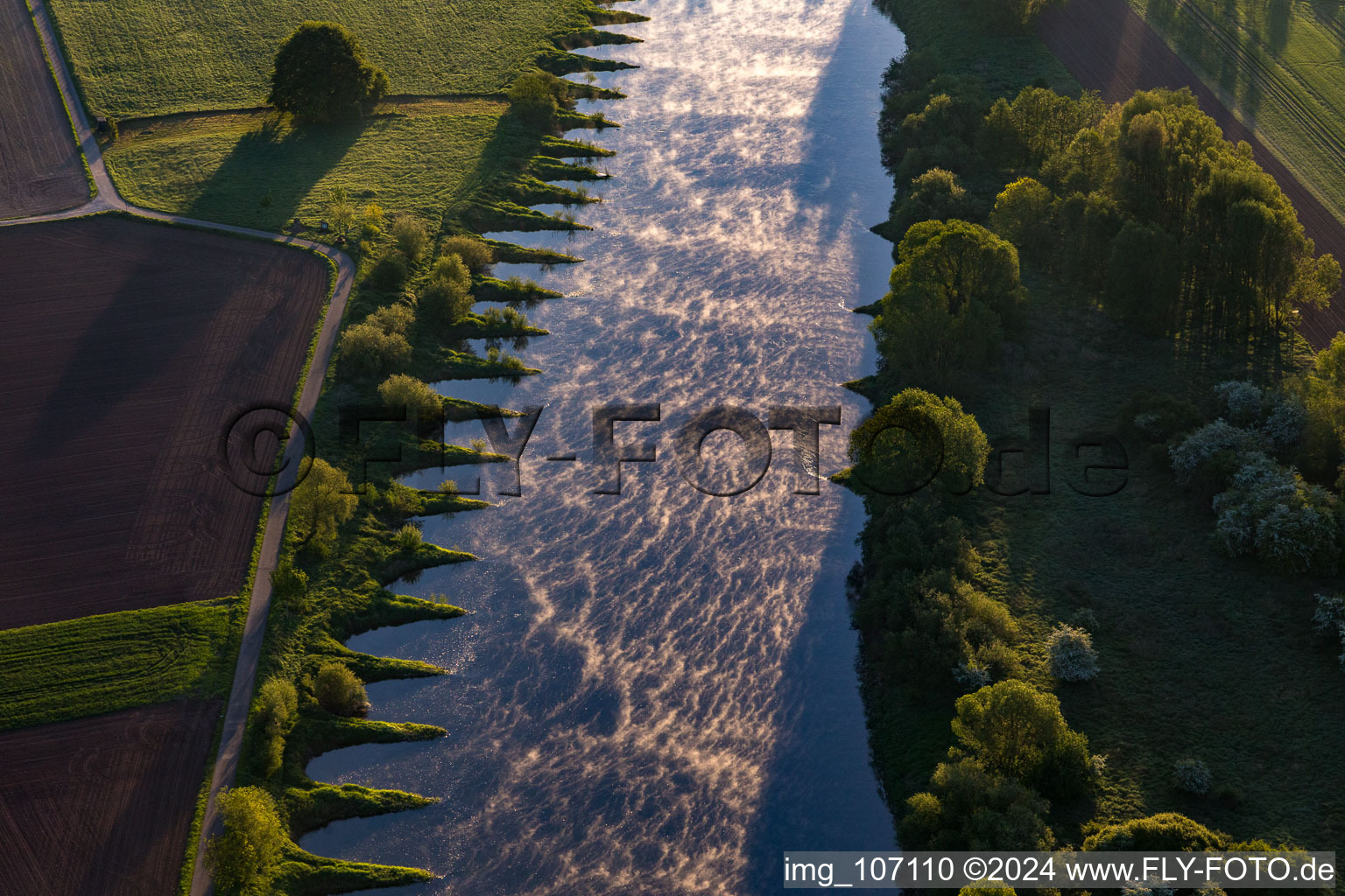 Vue aérienne de Épis sur la Weser à le quartier Stahle in Höxter dans le département Rhénanie du Nord-Westphalie, Allemagne