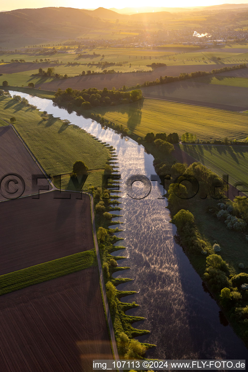 Vue oblique de Épis sur la Weser à le quartier Stahle in Höxter dans le département Rhénanie du Nord-Westphalie, Allemagne