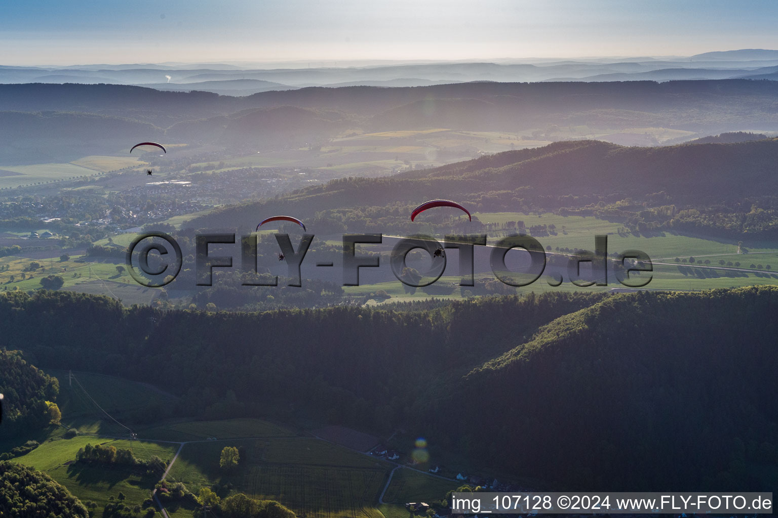 Vue aérienne de Paysage forestier et montagneux avec 3 parapentistes dans le Weserbergland à Holenberg dans le département Basse-Saxe, Allemagne