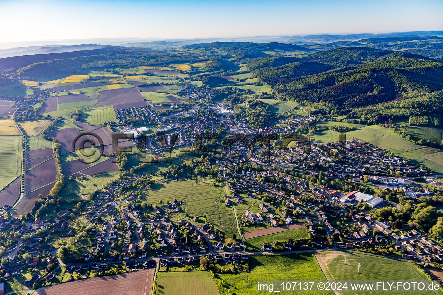 Vue aérienne de Vue sur la commune en bordure de champs agricoles et de zones agricoles à Eschershausen dans le département Basse-Saxe, Allemagne