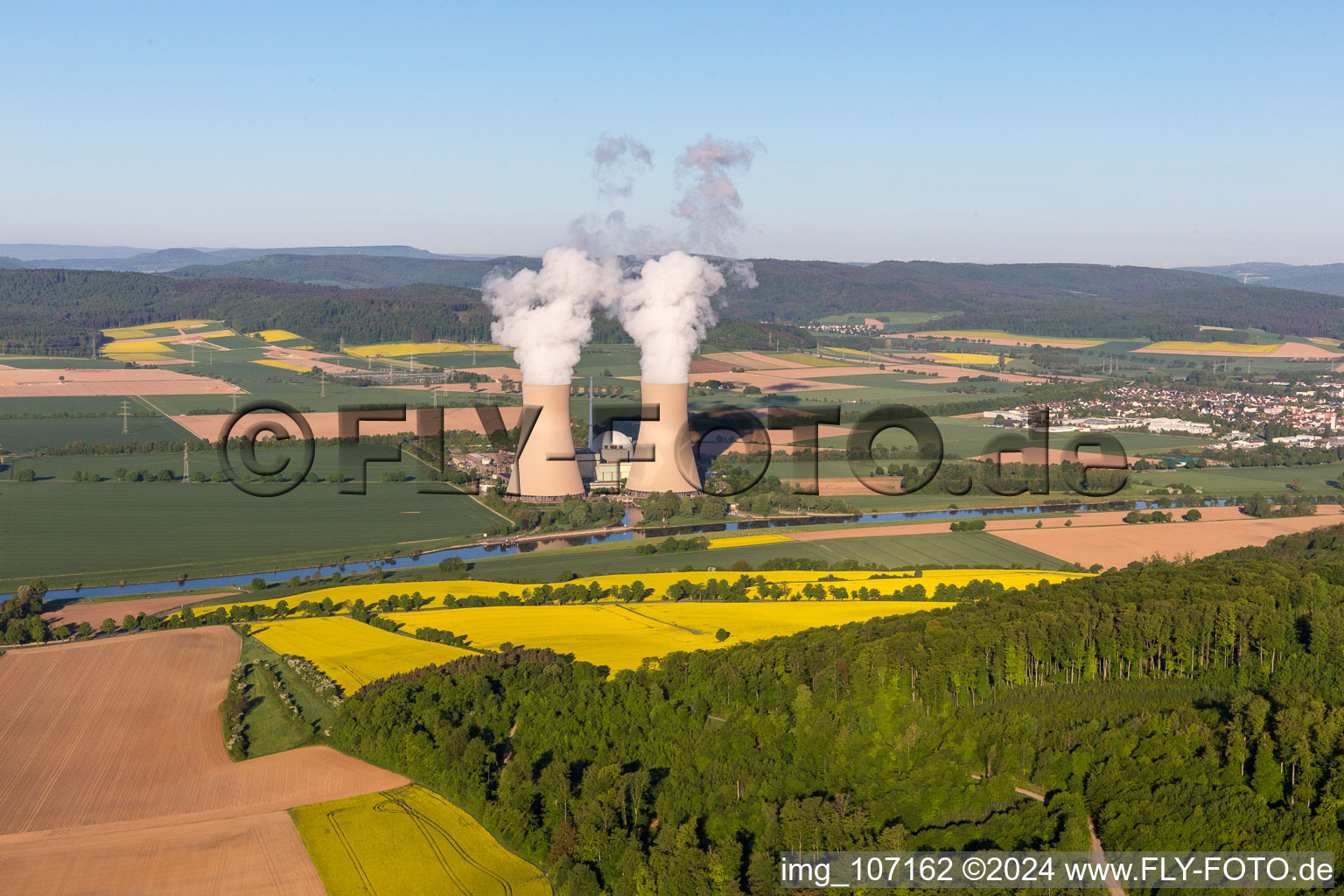 Vue aérienne de Tours de refroidissement de la centrale nucléaire Grohnde de l'est à le quartier Grohnde in Emmerthal dans le département Basse-Saxe, Allemagne