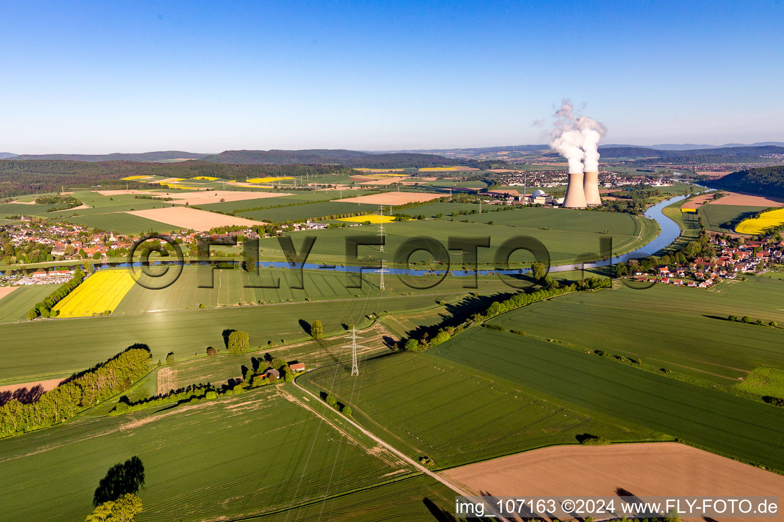 Photographie aérienne de Blocs réacteurs, structures et systèmes de tour de refroidissement de la centrale nucléaire - centrale nucléaire - centrale nucléaire Grohnde sur la Weser au coucher du soleil en Grohnde à le quartier Grohnde in Emmerthal dans le département Basse-Saxe, Allemagne