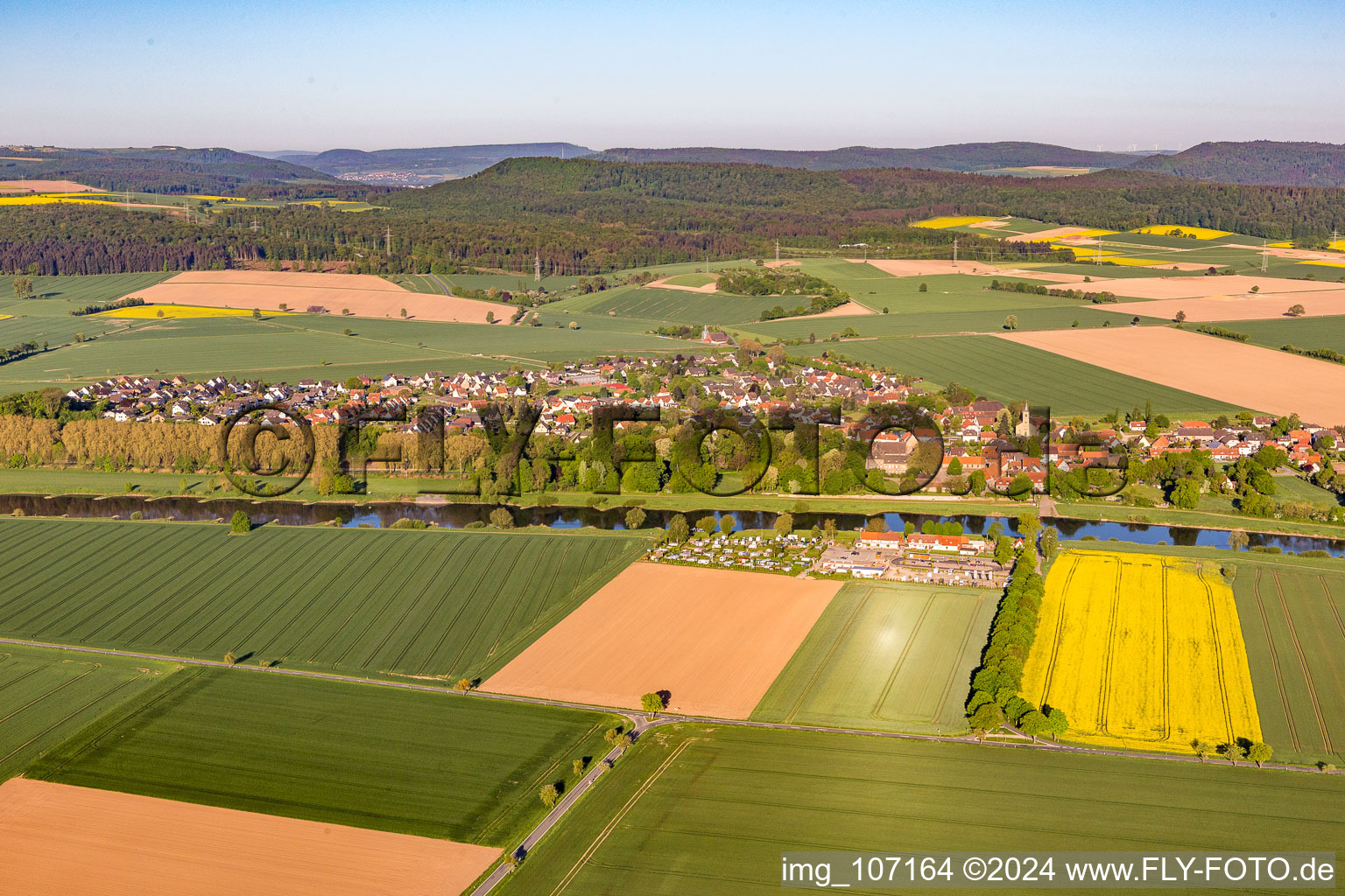 Vue aérienne de Place de l'autre côté de la Weser depuis l'est à le quartier Grohnde in Emmerthal dans le département Basse-Saxe, Allemagne