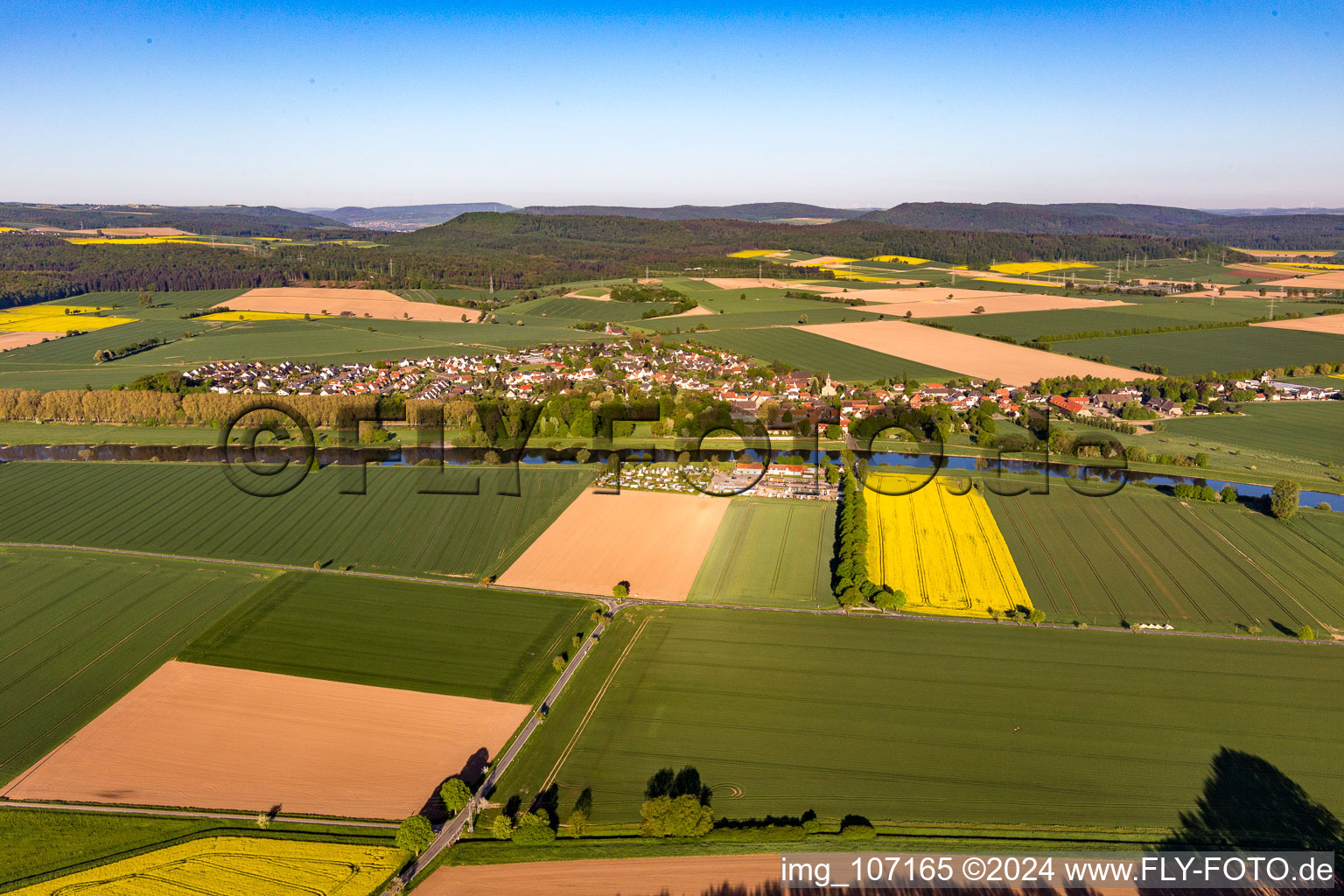 Vue aérienne de Place de l'autre côté de la Weser depuis l'est à le quartier Grohnde in Emmerthal dans le département Basse-Saxe, Allemagne